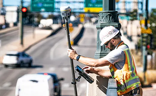 Técnico configurando receptor GNSS Trimble con controladora TSC7 en obra