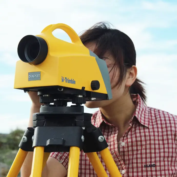 operario utilizando nivel digital Trimble Dini