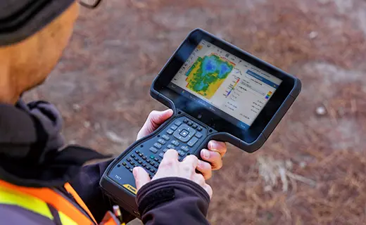 Pantalla de controladora Trimble TSC mostrando datos de levantamiento topográfico