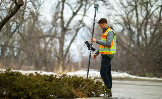 topógrafo midiendo puntos con GPS Trimble