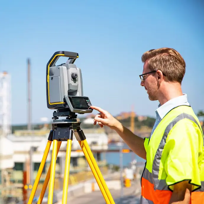 Topógrafo en obra con estación total Trimble