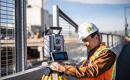 Replanteo de obra con estación total Trimble robótica en construcción 