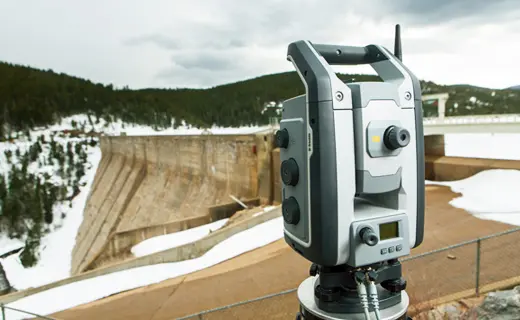Estación total Trimble montada en trípode para replanteo en obra civil