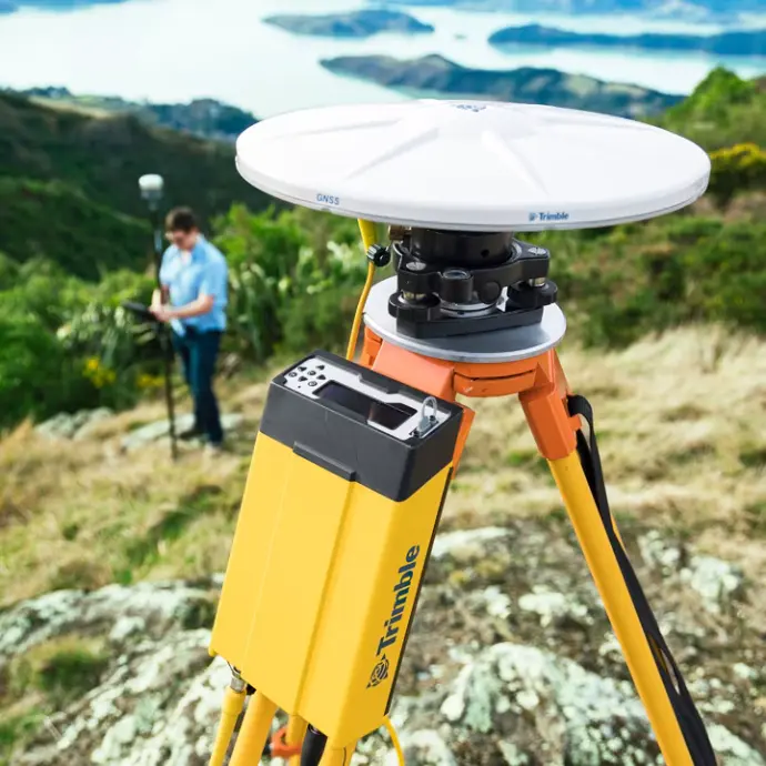 Antena GNSS Trimble instalada en trípode para estación base 