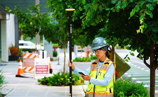 Levantamiento topográfico urbano con sistema GNSS Trimble en zona verde municipal