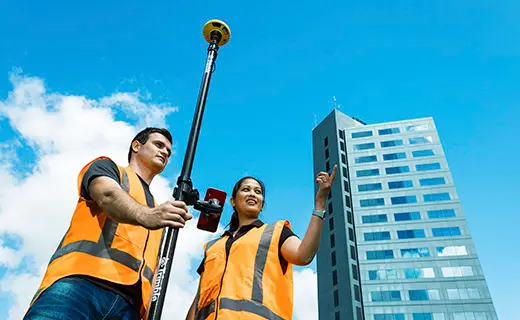 topógrafos con GPS Trimble en levantamiento urbano