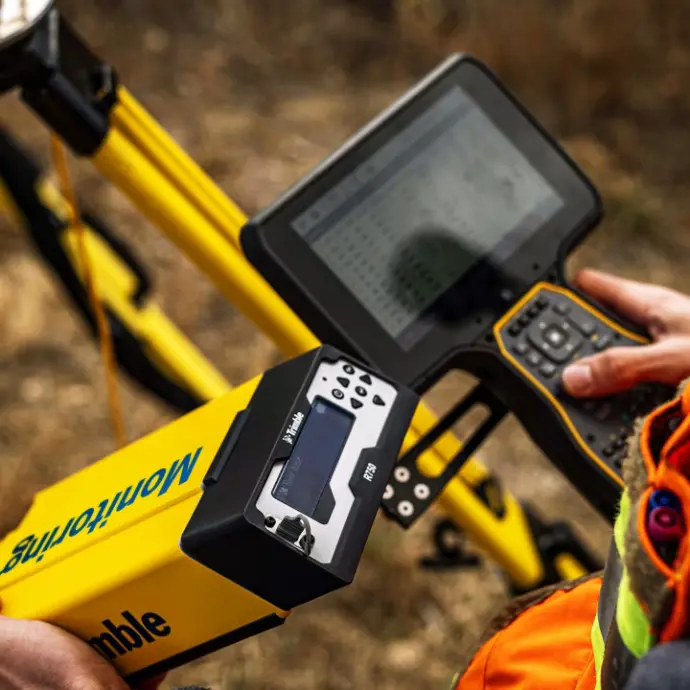 Técnico configurando receptor GNSS Trimble con controladora TSC7 en obra civil