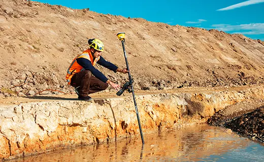 Topógrafo operando receptor GNSS Trimble R980 en levantamiento inclinado para medir puntos de difícil acceso 