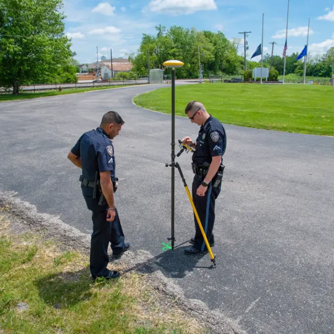 policia midiendo puntos con GPS Trimble para reconstrucción de accidente, forensiscs