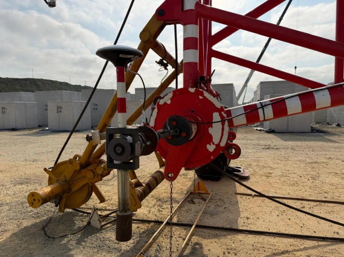 Antena GNSS colocada en grúa