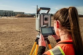 topógrafo midiendo desde estación total y controlador T70
