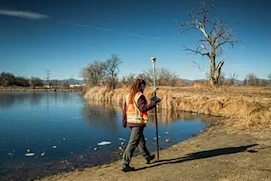 topógrafo midiendo desde estación total robotizada y controlador T70