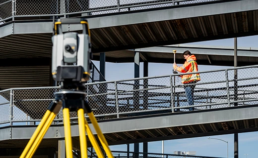 topografo manejando estación total robotizada con controladorT70
