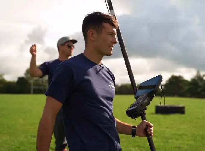 topógrafo con su gps caminando