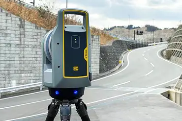 Trimble X9 realizando captura láser 3D en levantamiento de carretera