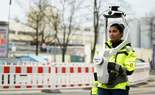 Mujer escaneando con NavVis VLX3