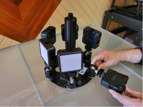 Sistema de iluminación con luces LED orientables para trípode